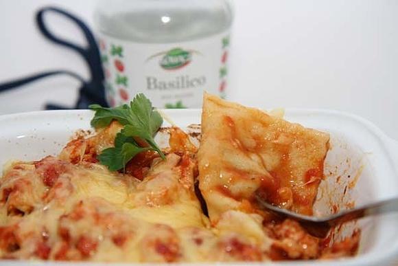 Domowe ravioli z sosem pomidorowym