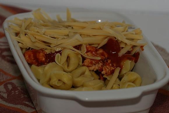 Tortellini z serem i sosem Bolognese