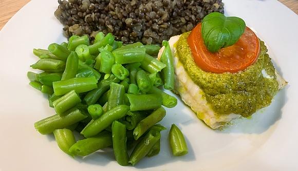 Filet z zębacza z pesto i czarną soczewicą