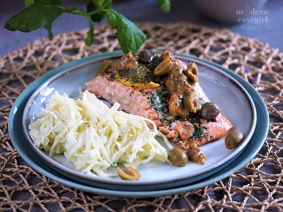 Keto łosoś w stylu śródziemnomorskim