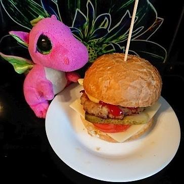 Domowy burger ze sznyclem i jajkiem sadzonym