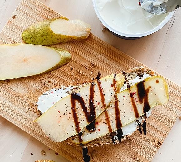 Bruschetty z gruszką i sosem balsamicznym