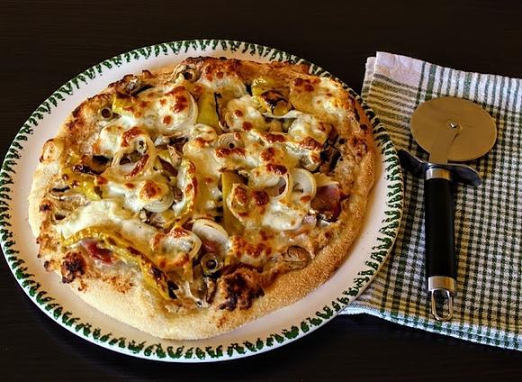 Pizza bianca z karczochem i pepperoni