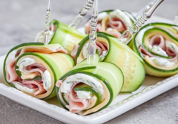 Roladki z ogórka, szynką i serem z sosem tzatziki