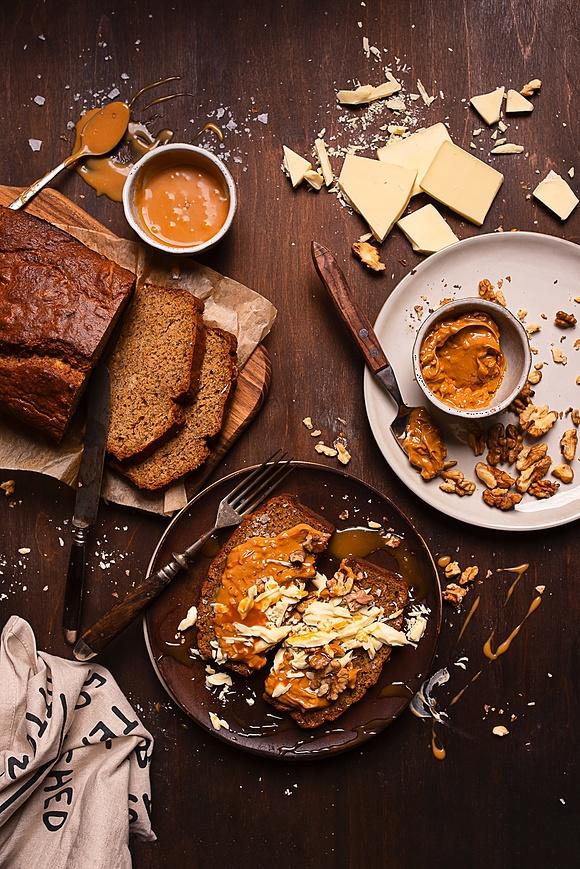 Chlebek bananowy z masłem orzechowym, białą czekoladą i karmelem