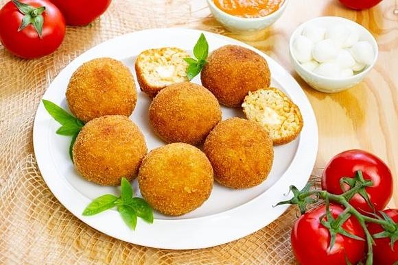 Arancini - kulki ryżowe z nadzieniem z mięsa i mozzarelli