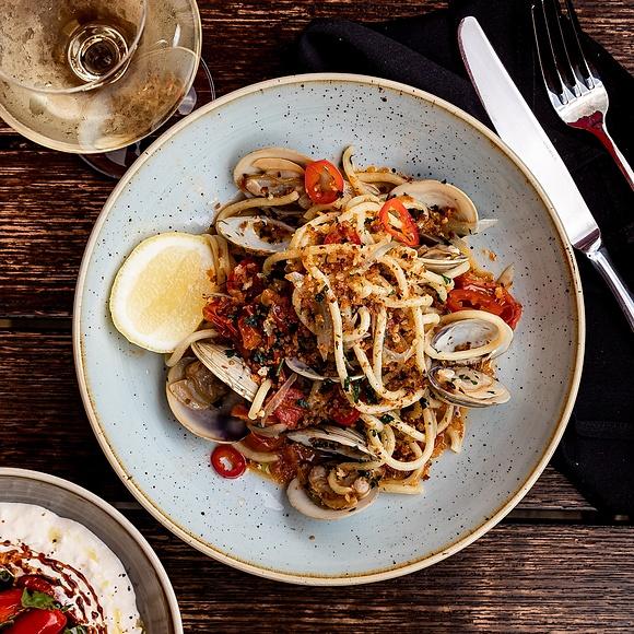 Spaghetti z małżami, pomidorkami koktajlowymi i chrupiącą posypką