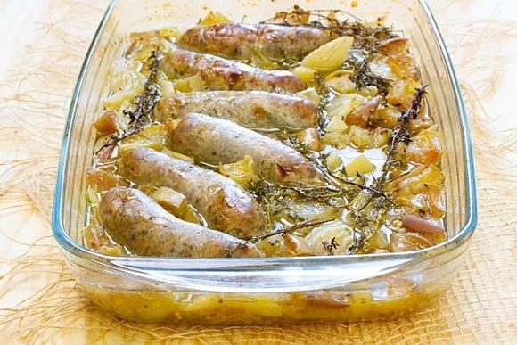 Biała kiełbasa pieczona z cebulą i jabłkami