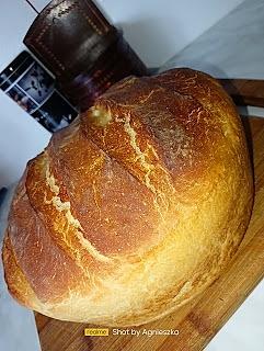 Chleb pszenny na maślance z naczynia żaroodpornego