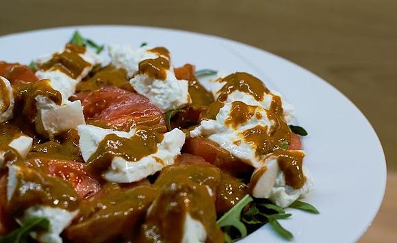 Caprese z burratą i rukolą, alternatywa dla klasycznego dania
