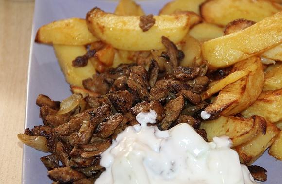 Gyros z tzatzikami i frytkami