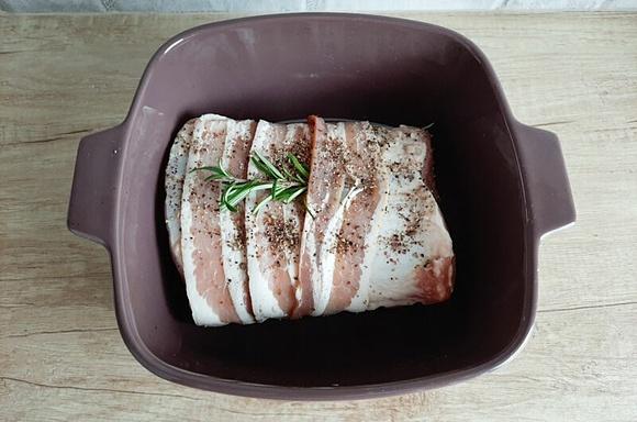 Schab pieczony w plastrach boczku