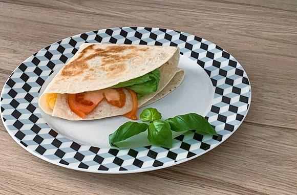 Tortilla z jajecznicą i warzywami