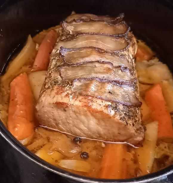 Pieczony schab szpikowany czosnkiem i słoniną