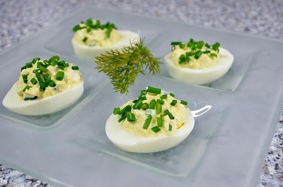 Jajka faszerowane serem feta i szczypiorkiem