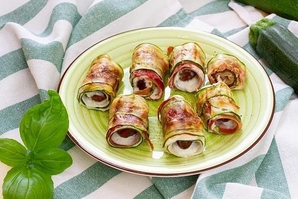 Roladki z cukinii i szynki parmeńskiej
