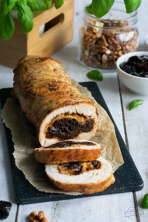 Rolada z indyka z suszonymi śliwkami