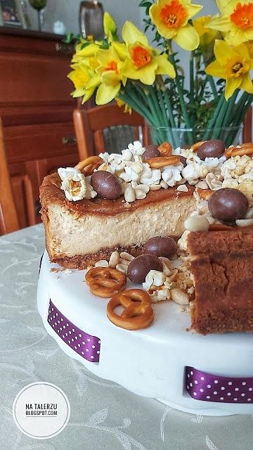Sernik z białą czekoladą i solonym karmelem