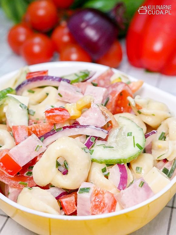 Sałatka z tortellini i szynką