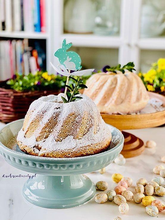 Babka drożdżowa wielkanocna z żurawiną i daktylami