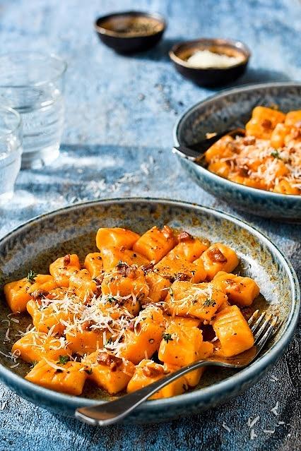 Marchewkowe gnocchi z cheddarem i chorizo