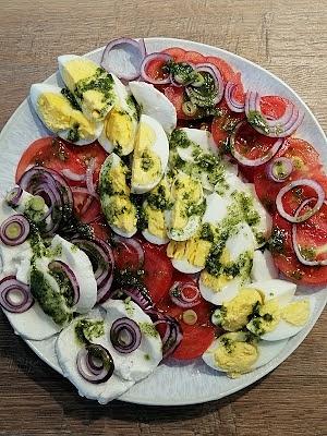 Sałatka na kolację z jajkiem i mozzarellą
