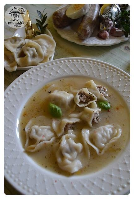 Mini pierożki z białą kiełbasą idealne do białego barszczu