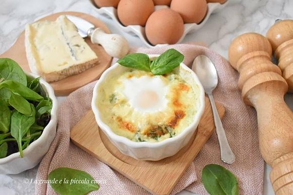 Zapiekane jajka ze szpinakiem i gorgonzolą