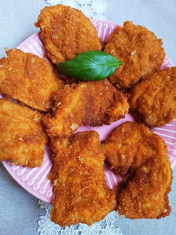 Pieczone nuggetsy z kurczaka w płatkach kukurydzianych