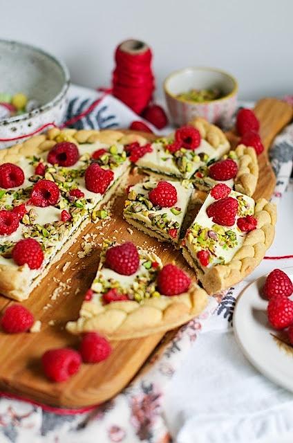 Mazurek z kremem pistacjowym, białą czekoladą i malinami