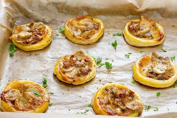 Pizzerinki z pieczarkami na cieście francuskim