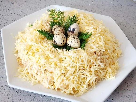 Sałatka z kurczakiem i ananasem na Wielkanoc