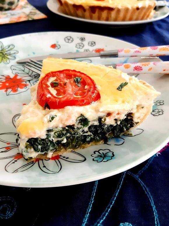 Krucha tarta ze szpinakiem fetą i łososiem