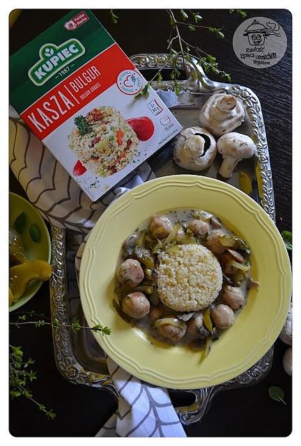 Kasza bulgur z mini pulpecikami w sosie strogonow