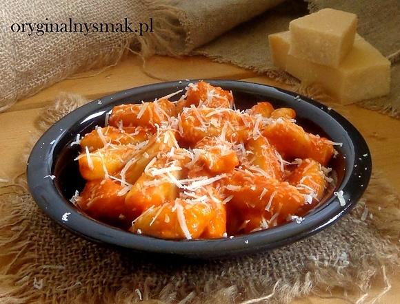 Kopytka z sosem pomidorowo-paprykowym