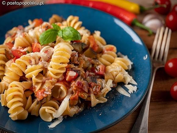 Makaron z bakłażanem, pomidorkami i serem Provolone