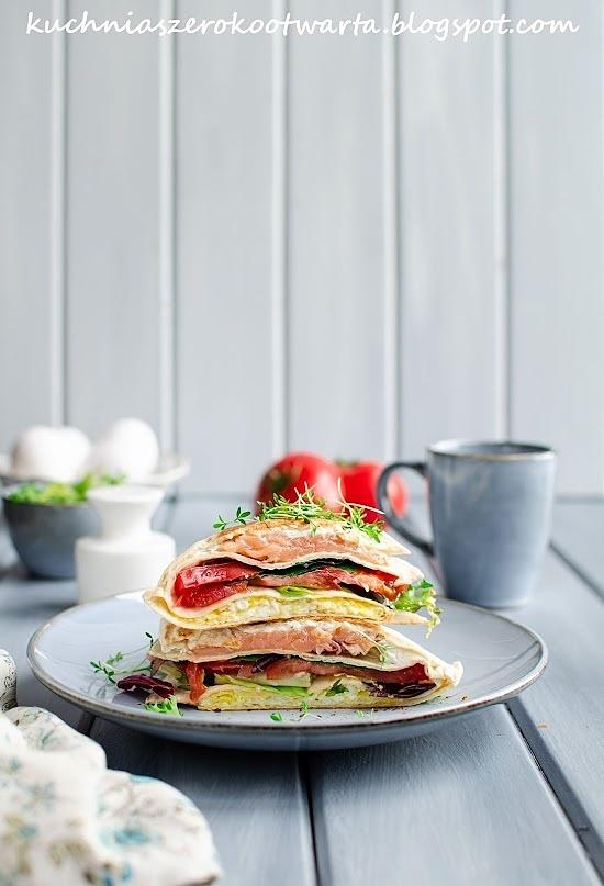 Śniadaniowa tortilla z jajecznicą i łososiem