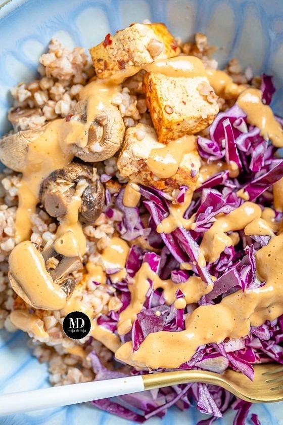 Buddha bowl z tofu kaszą gryczaną i pieczarkami