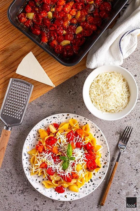 Makaron z pieczonymi pomidorami i serem Ricotta Salata