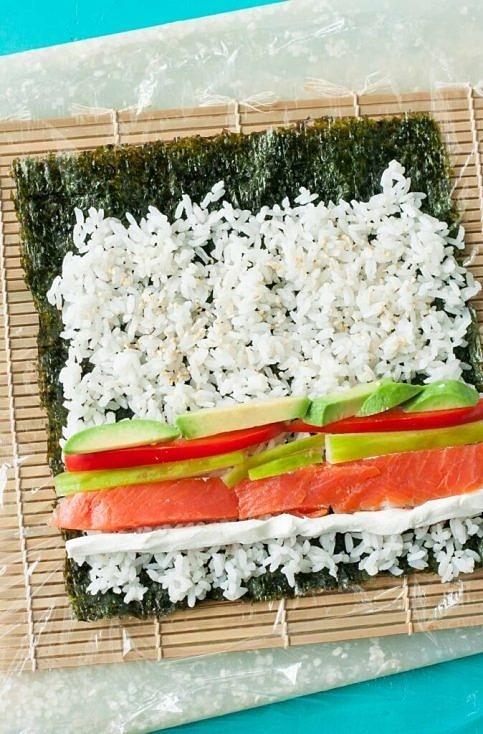 Domowe sushi z łososiem i ryżem - łatwy przepis na azjatyckie danie