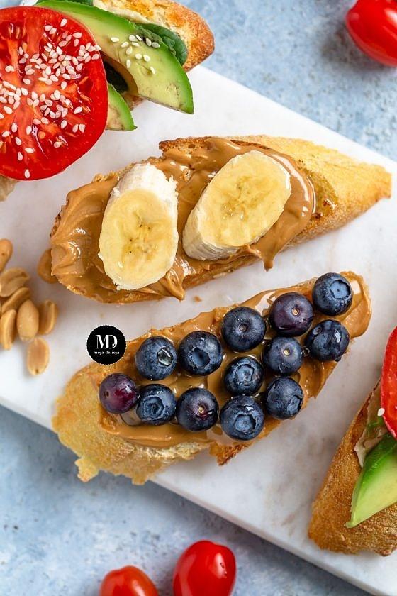 Tosty z masłem orzechowym, borówkami i bananem