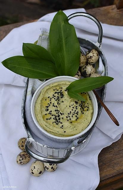 Hummus z czosnkiem niedźwiedzim