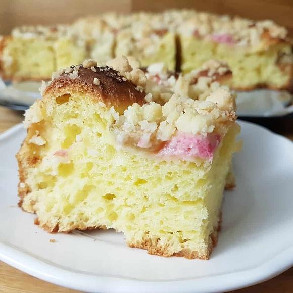 Ciasto drożdżowe z rabarbarem i kruszonką
