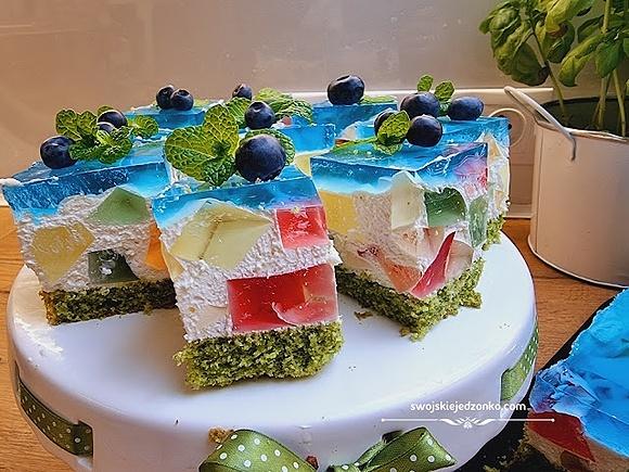 Kolorowe ciasto szał - pyszny deser na każdą okazję