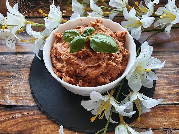 Pasta z białej fasoli z suszonymi pomidorami i tymiankiem