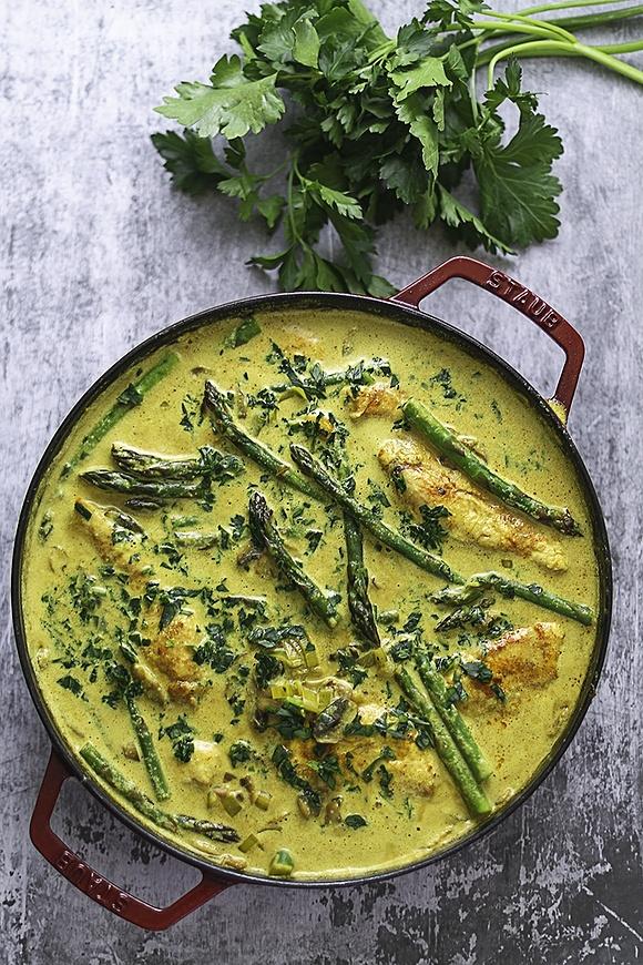 Kremowe curry z kurczakiem, szparagami i pieczarkami