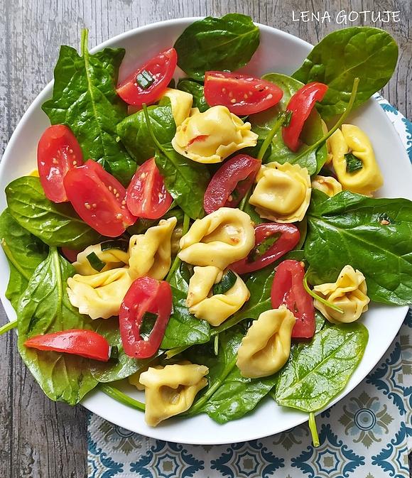 Sałatka ze szpinakiem, pomidorami i tortellini
