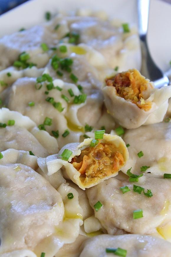 Pierogi z ciecierzycą, fasolą i suszonymi pomidorami