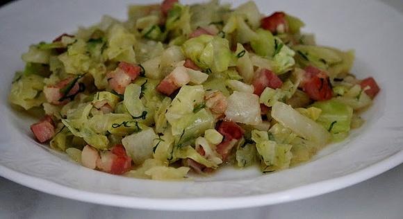 Kapusta młoda z boczkiem lub olejem - szybki przepis na 15 minut
