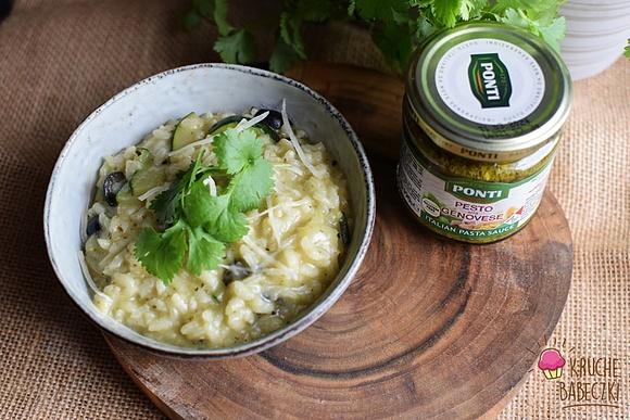 Risotto z pesto, cukinią i oliwkami